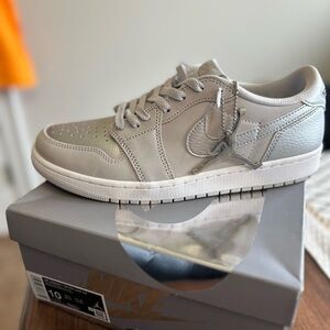 Jordan Air Retro Low OG in Gray and Silver